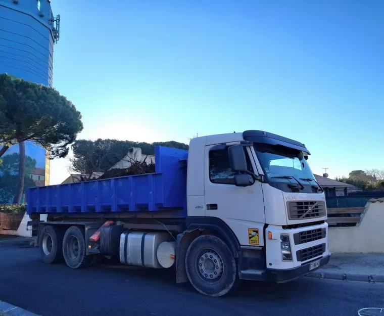 Stocker de la terre à l'aide d'une benne de 25m2, Mèze, FRTP